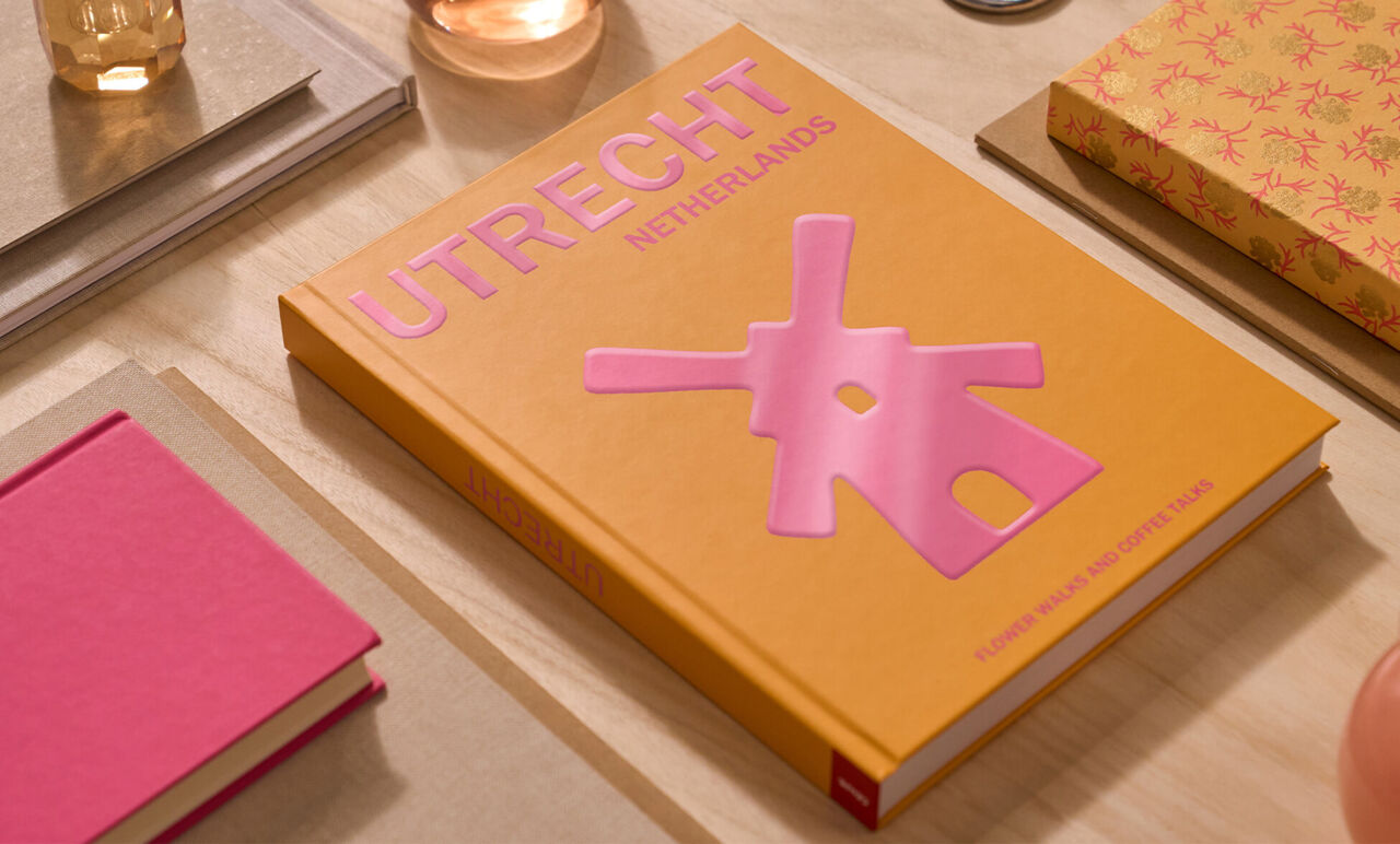 Álbum de fotos de la colección de viajes con el título «Utrecht» en la portada.
