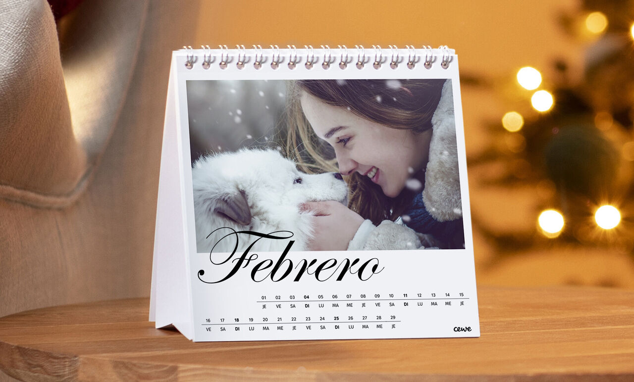Hermoso calendario de mesa con una imagen entrañable en febrero