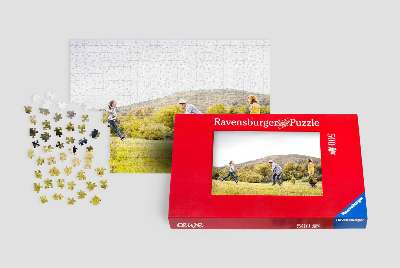 Un grupo de personas haciendo un picnic al aire libre, trabajando en un puzle de Ravensburger.