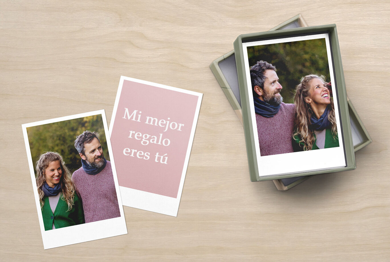 Dos tarjetas de fotos y un álbum sobre una mesa de madera.