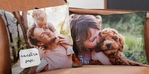 Dos cojines personalizados con motivos familiares y un perro. Un cojín muestra un padre y su hijo; el otro, un momento con un perro.