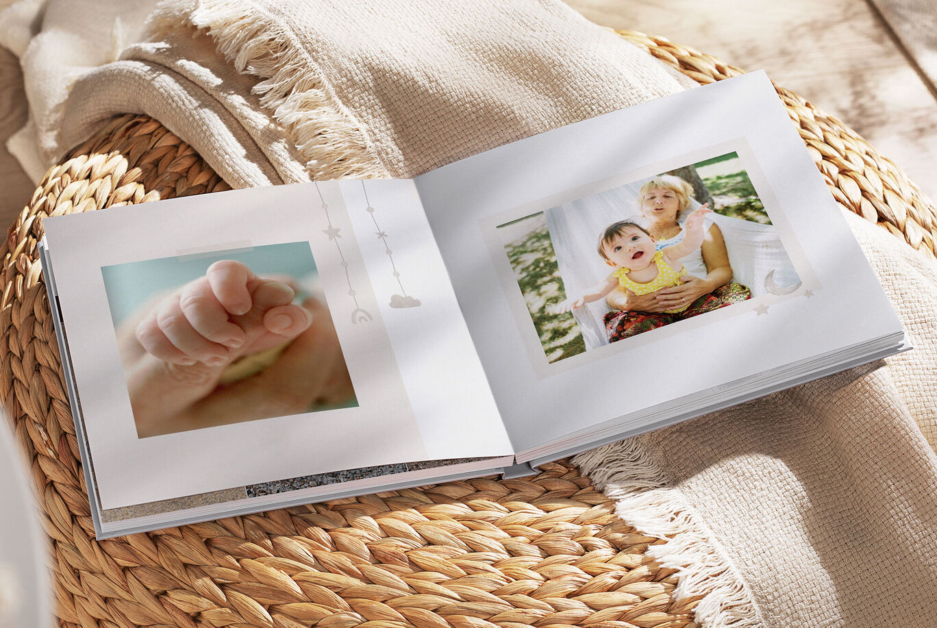 Un álbum de fotos abierto con una mano pequeña y un niño riendo en una manta colorida