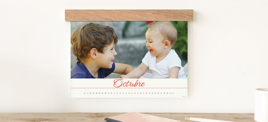 Un bonito calendario de pared muestra a niños al aire libre, rodeados de naturaleza.