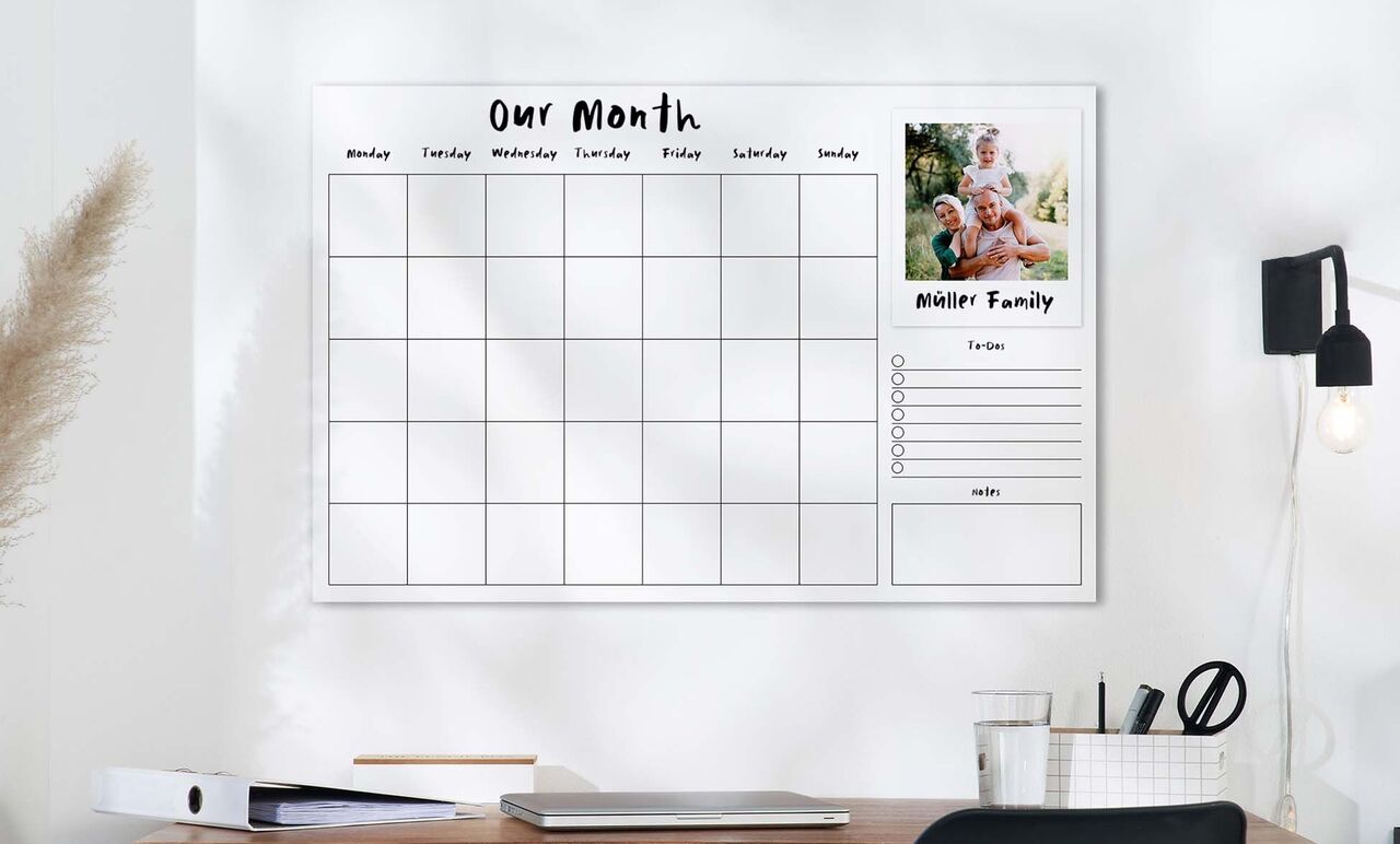 Un calendario creativo con espacio para fotos familiares y notas personales.