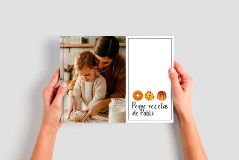 Una persona amorosa enseña a un niño cómo hornear.