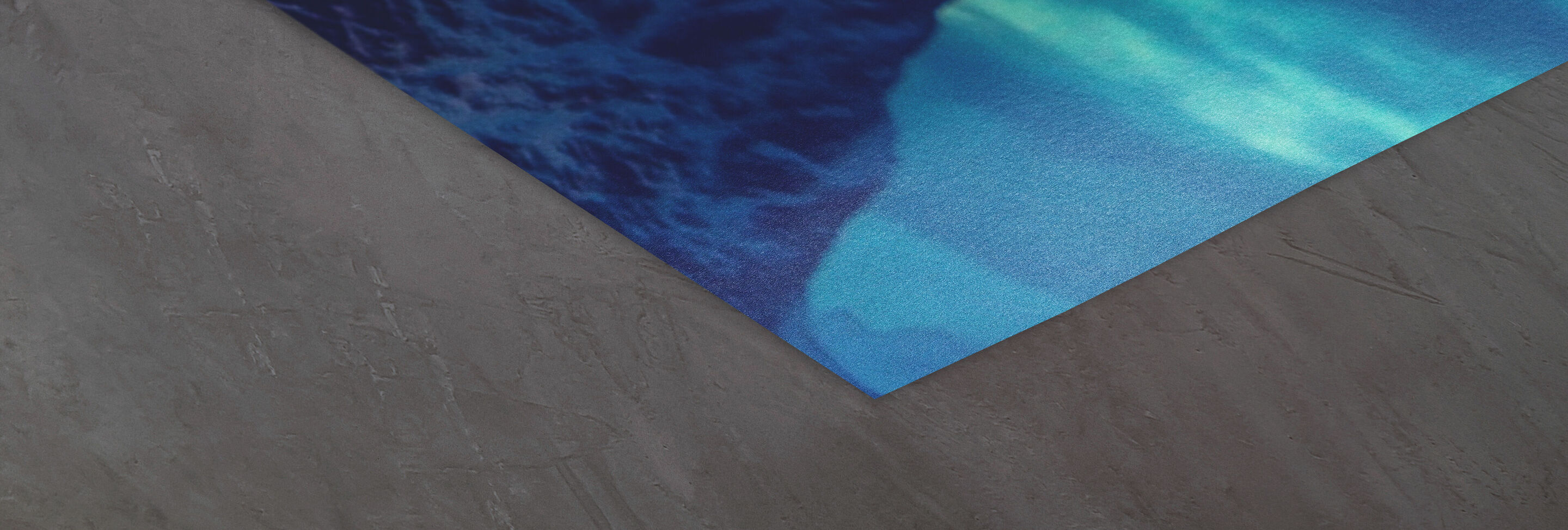 Detalle de un mural colorido azul sobre una superficie gris