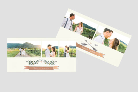 Dos tiernas fotos de pareja en una invitación de boda con motivo de plantas y mensaje personal