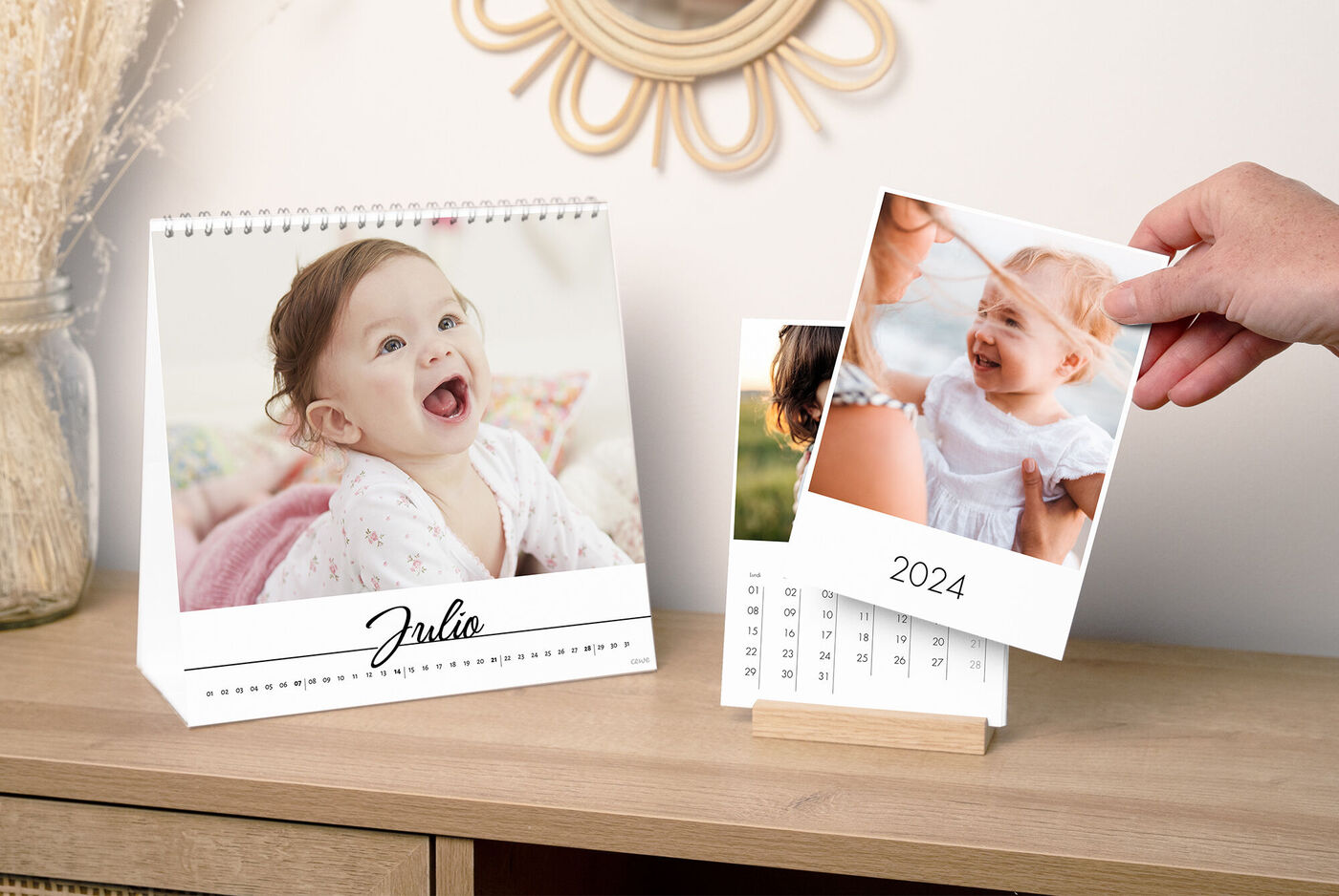 Un calendario de mesa amorosamente diseñado con recuerdos destacados.