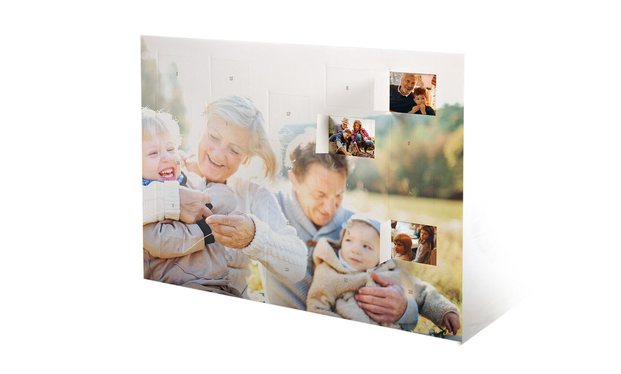 Una familia amorosa disfruta de un día soleado al aire libre con fotos de momentos felices.