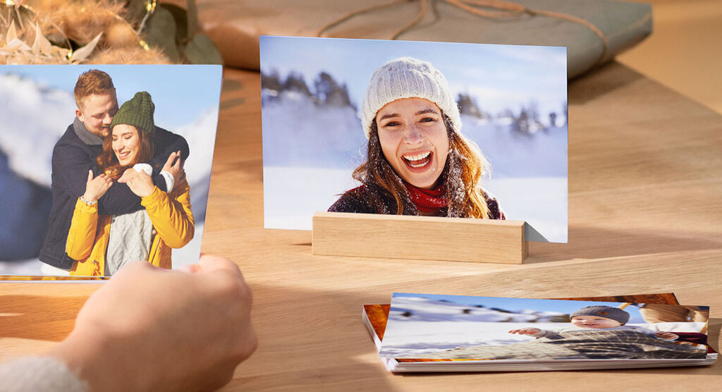 Dos tarjetas de felicitación en un entorno invernal sobre una mesa.