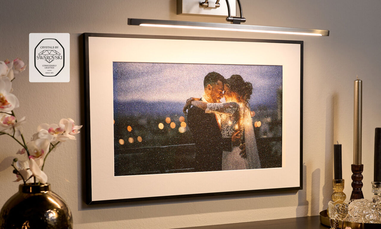 Foto de boda enmarcada en cuadro mural CEWE con cristales Swarovski® y marco negro