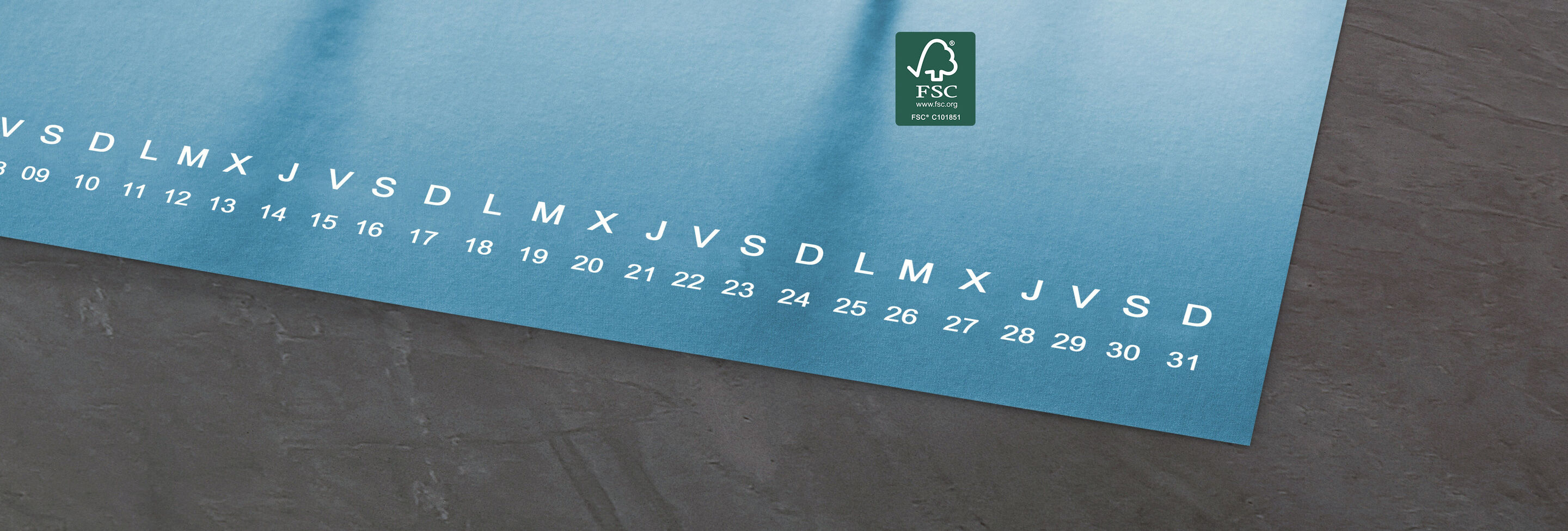 Un calendario CEWE con fondo azul y números de días.