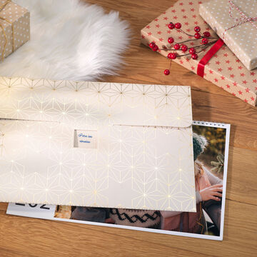 Un embalaje decorativo con patrones geométricos dorados.