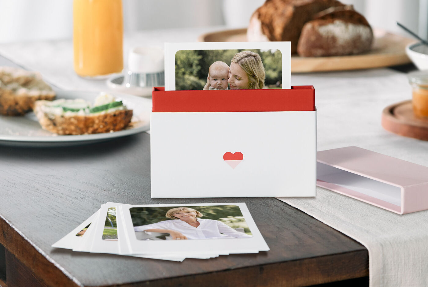 caja para guardar fotos con corazón en el centro.