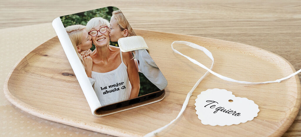 Un álbum de fotos personalizado y cariñoso en un plato de madera con una etiqueta que dice 'Te quiero'