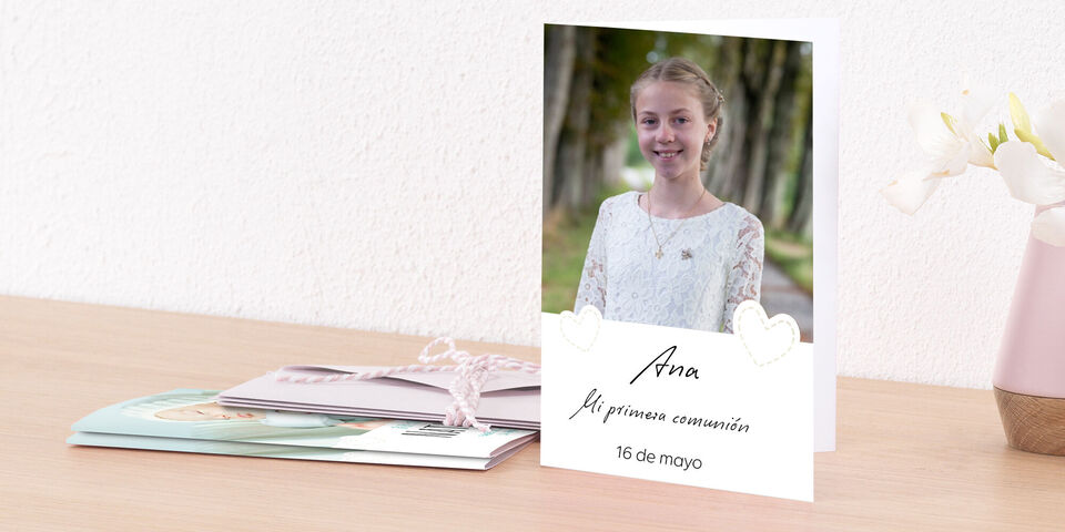 Hermosa tarjeta de felicitación para la primera comunión de Anna, decorada con corazones y detalles amorosos