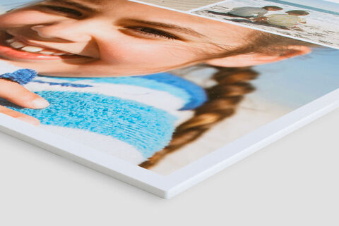 Una niña con trenza sonríe amablemente, lleva un suéter azul. Fondo de una playa desenfocada.