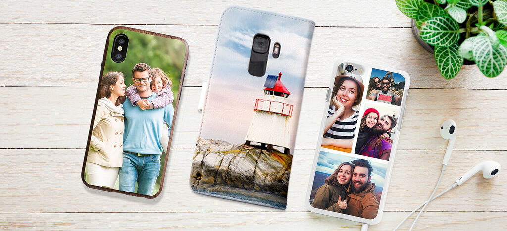 Personas sosteniendo teléfonos con diseños personalizados sobre una mesa.