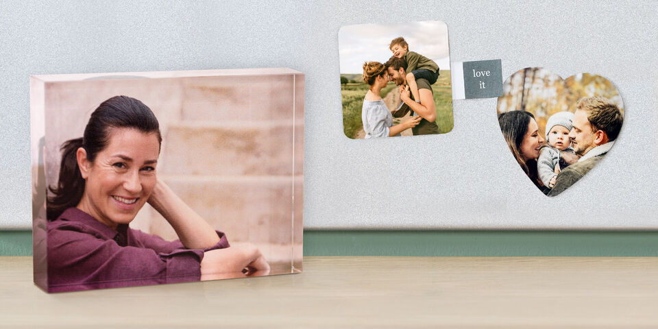 Una hermosa presentación de fotos con un bloque transparente y adhesivos de corazón que muestran momentos especiales.