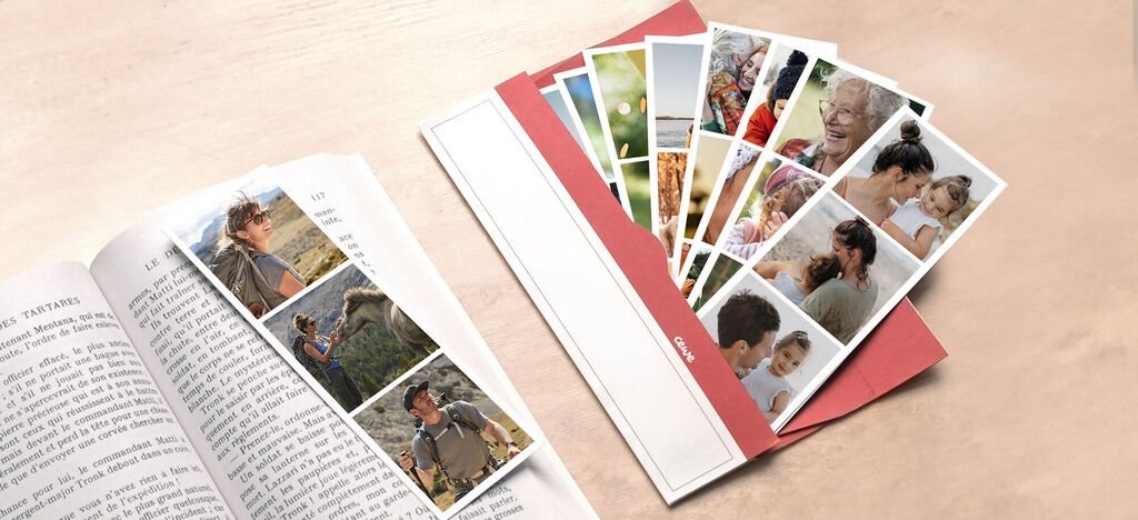 Un creativo álbum de fotos CEWE con muchas fotos, que está sobre una mesa.