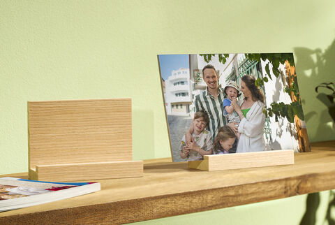 Soportes fotográficos alegres y brillantes con una foto familiar, perfectos para recuerdos.