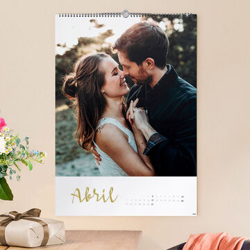 Pareja enamorada posa frente a un calendario de abril, en tonos suaves