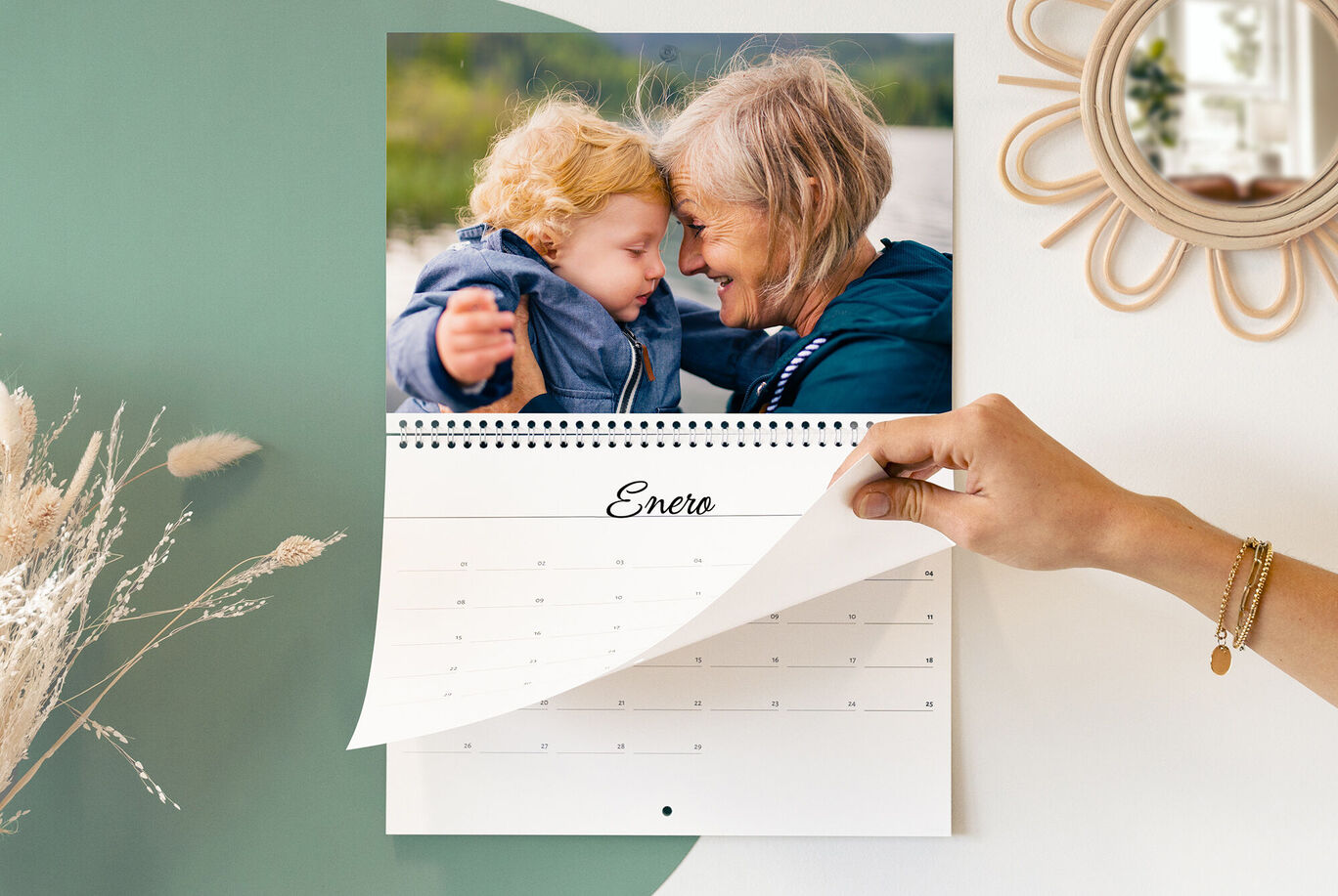 Calendario con una imagen de dos personas abrazándose.