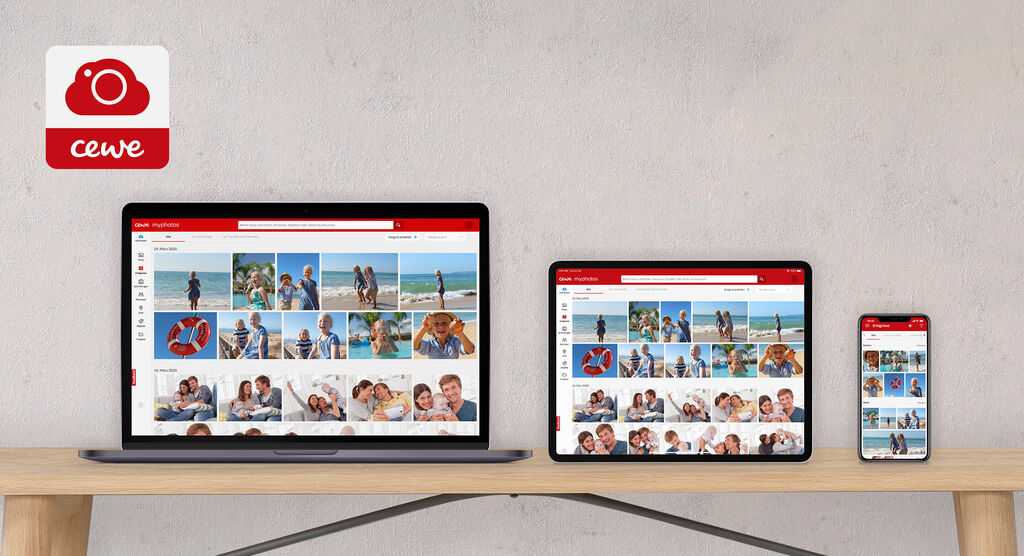 La app CEWE Fotowelt en un portátil, tablet y smartphone muestra varias fotos de amigos y familia.