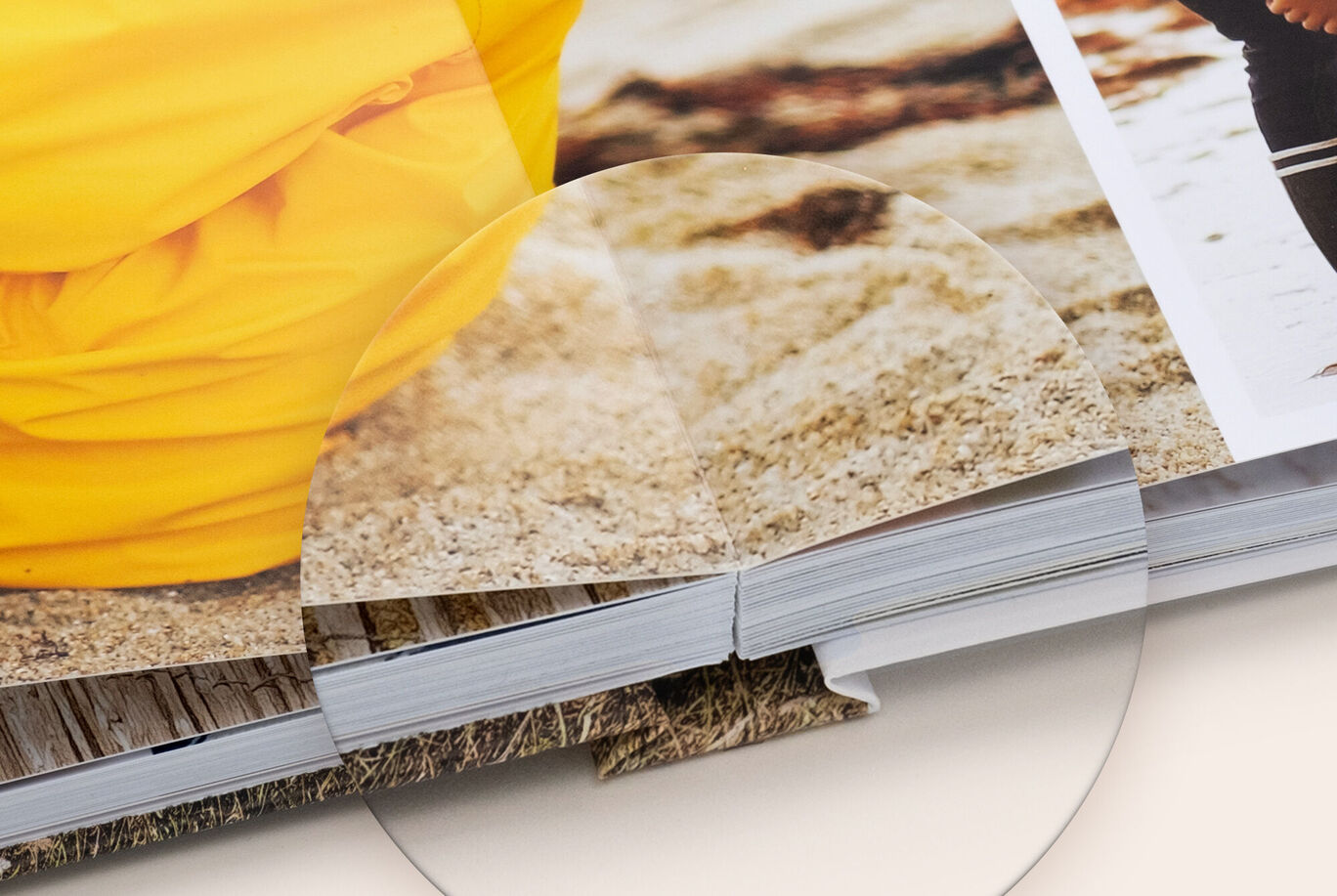 Apertura plana para álbumes de fotos CEWE. Doble página sin corte en el centro para fotos de gran tamaño.