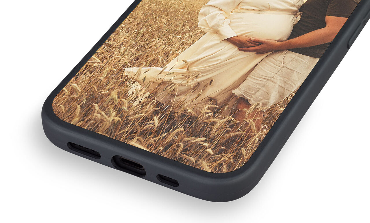 Mano con teléfono en la hierba, momento inspirador con pareja de novios