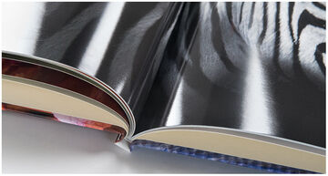 CEWE FOTOBUCH abierto con páginas brillantes