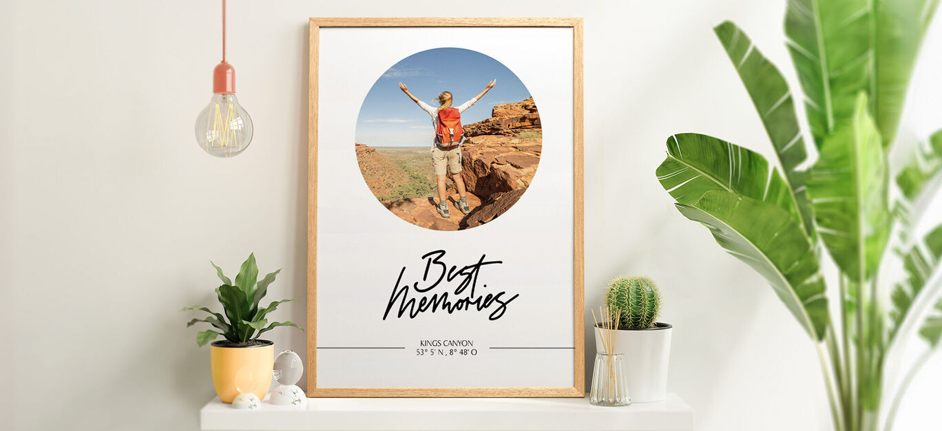 poster personalizado con tus fotos en una balda para decorar una casa.