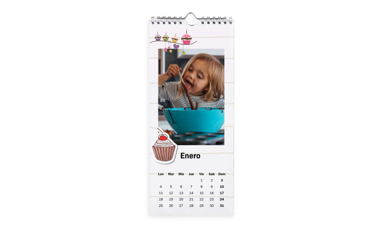 Hoja de calendario con un niño decorando cupcakes