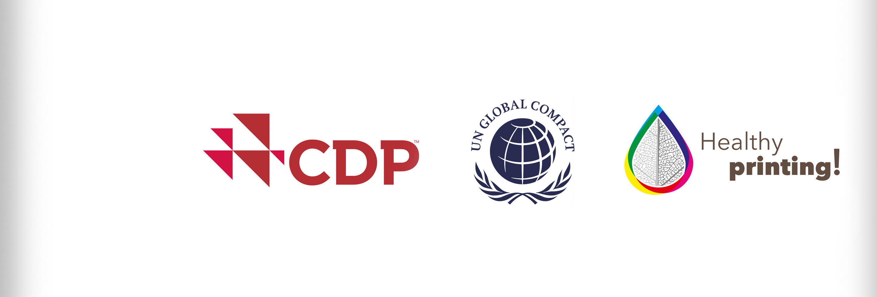 Logos de CDP, UN Global Compact y Healthy Printing que muestran el compromiso con la sostenibilidad.
