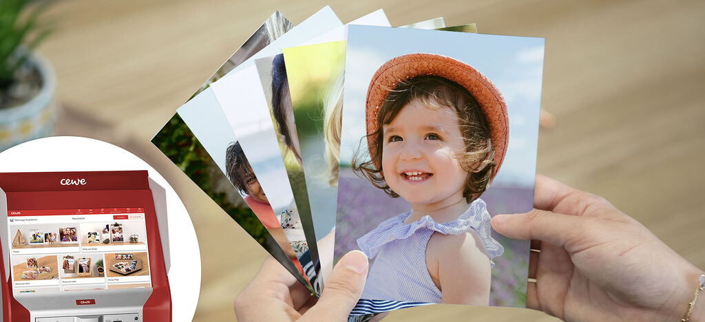 Alguien sostiene varias fotos que muestran momentos diferentes, con una impresora de fotos de fondo.