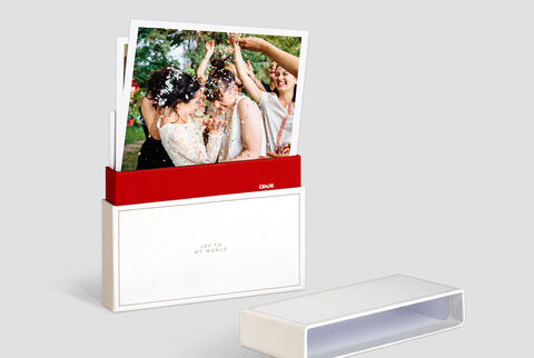 Una caja fotográfica creativa con personas felices celebrando con confeti
