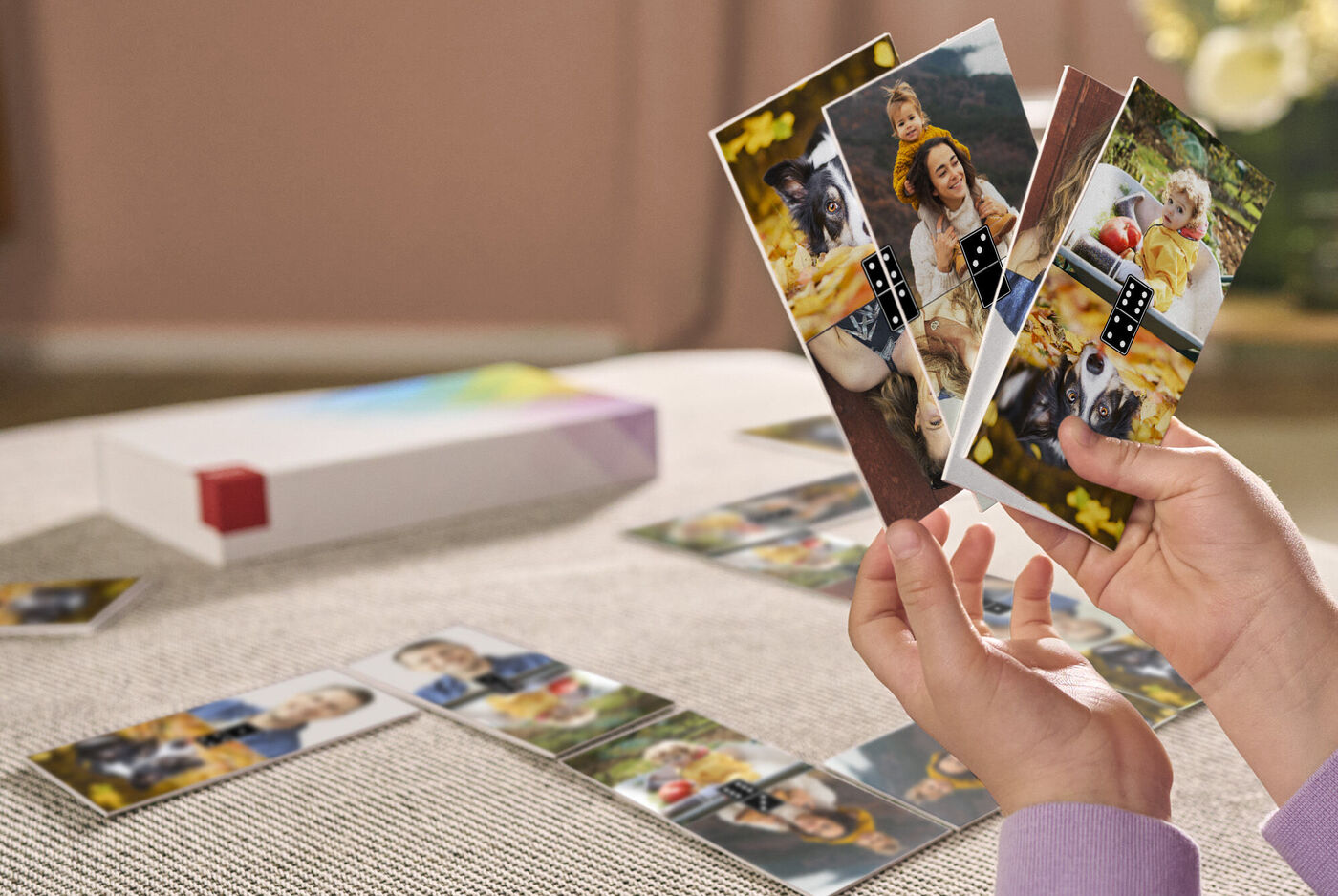 dominó personalizado con tus mejores fotos y números para poder jugar a este clásico juego.