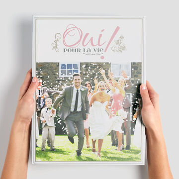 Foto de boda con familias y amigos reunidos