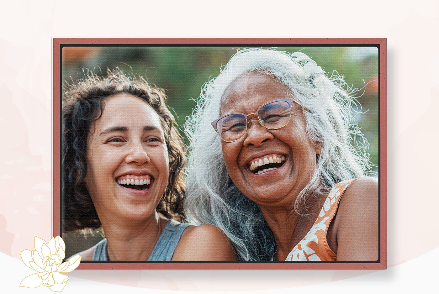 Dos mujeres disfrutan de un día soleado compartiendo momentos alegres