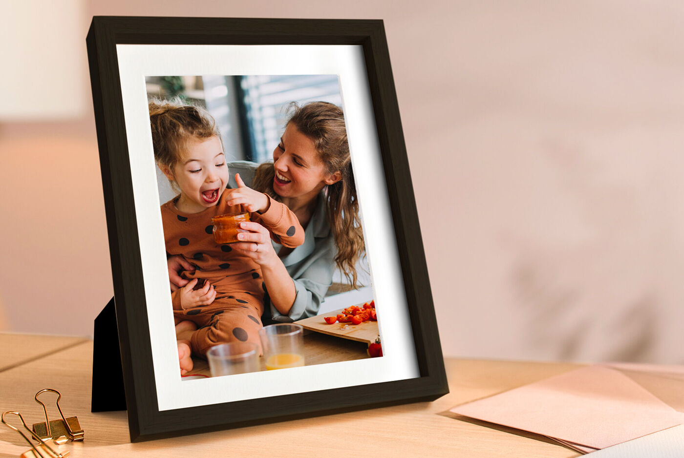 Dos personas disfrutando juntas en un lugar acogedor con bebidas en la mano.