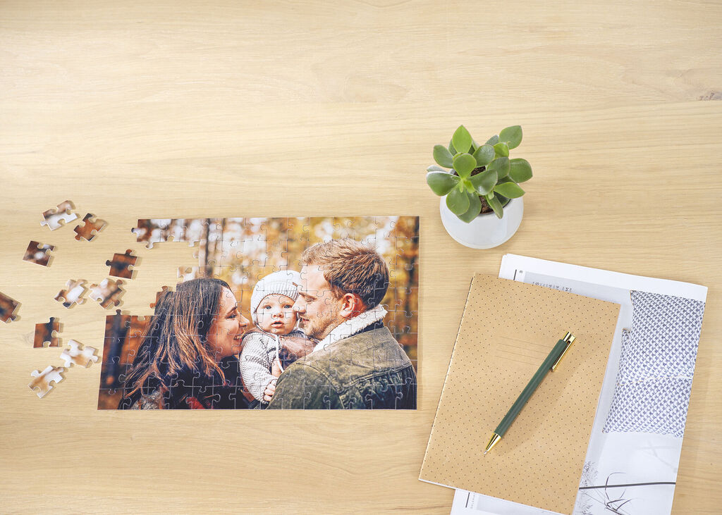 Piezas de rompecabezas sobre una mesa con una entrañable foto familiar.