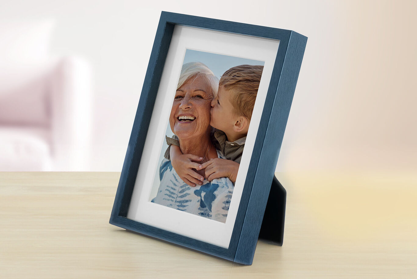 Una foto de recuerdo cariñosa en un marco azul que muestra momentos felices