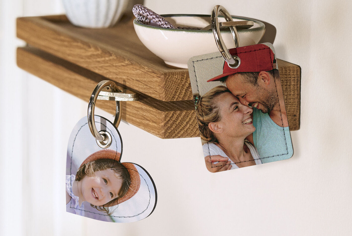 llavero personalizado con fotos, forma de corazón y cuadrados. Perfectos para llaves de casa o del coche.