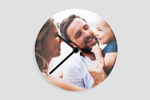 Una obra de arte en la pared con una hermosa imagen de una familia disfrutando junta.