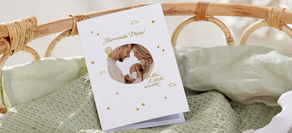 Hermosa tarjeta personalizada con acentos dorados.