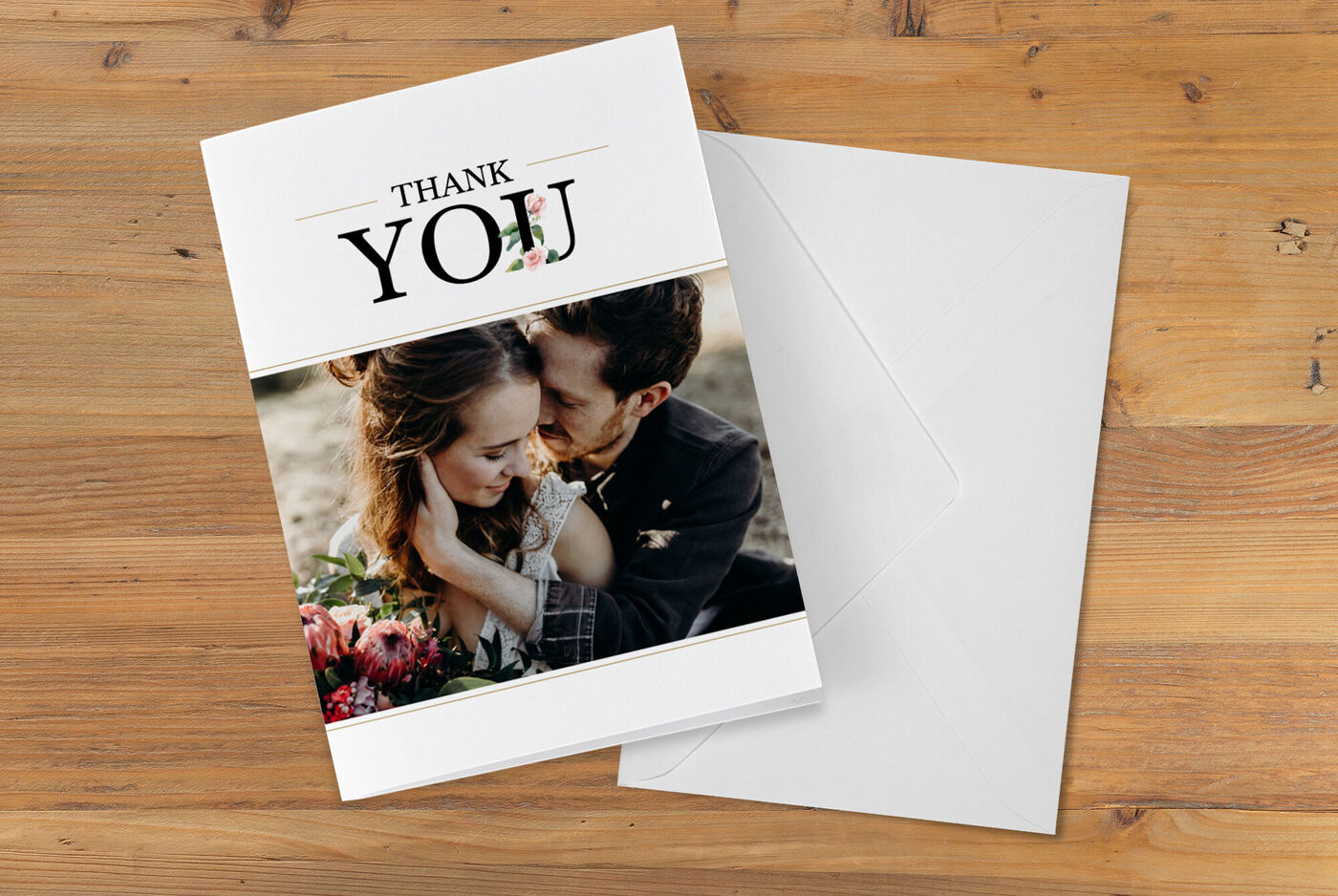 Una tarjeta de agradecimiento con una pareja enamorada y flores.