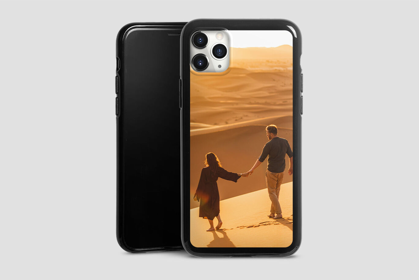 Pareja paseando de la mano por la playa al atardecer