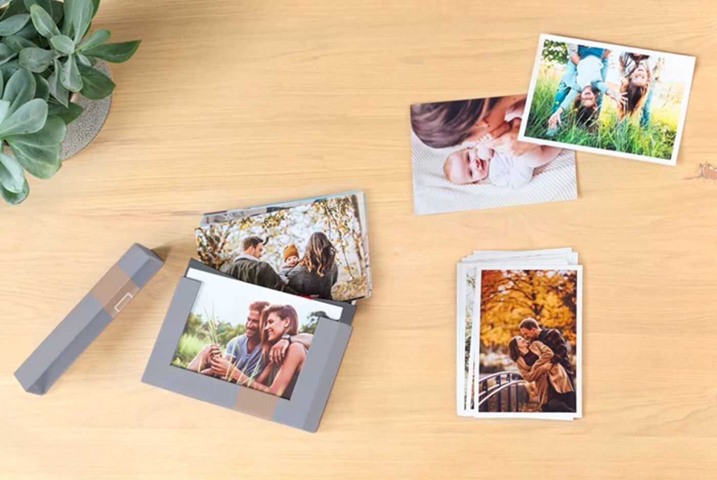 Una colección cariñosa de fotografías sobre una mesa, recuerdos de momentos inolvidables