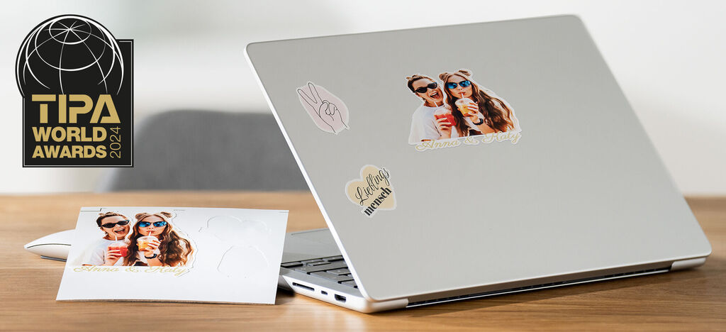 Laptop con etiquetas y tarjeta de cumpleaños, recuerdos recién creados.