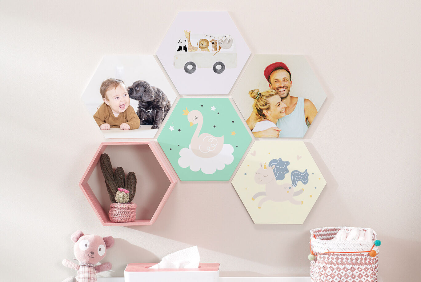 Colorida pared con imágenes hexagonales de animales y un unicornio, decorada en la habitación infantil.